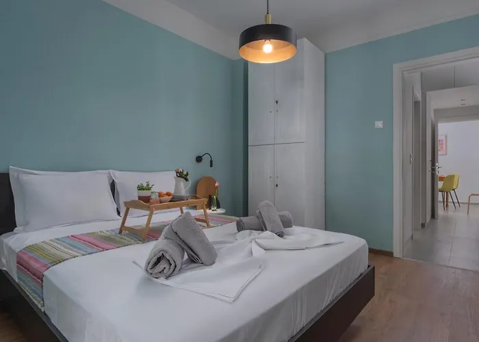 Estia Apartment, Cozy, Spacious, Sunny, 2 Rooms-5 Beds דירה *